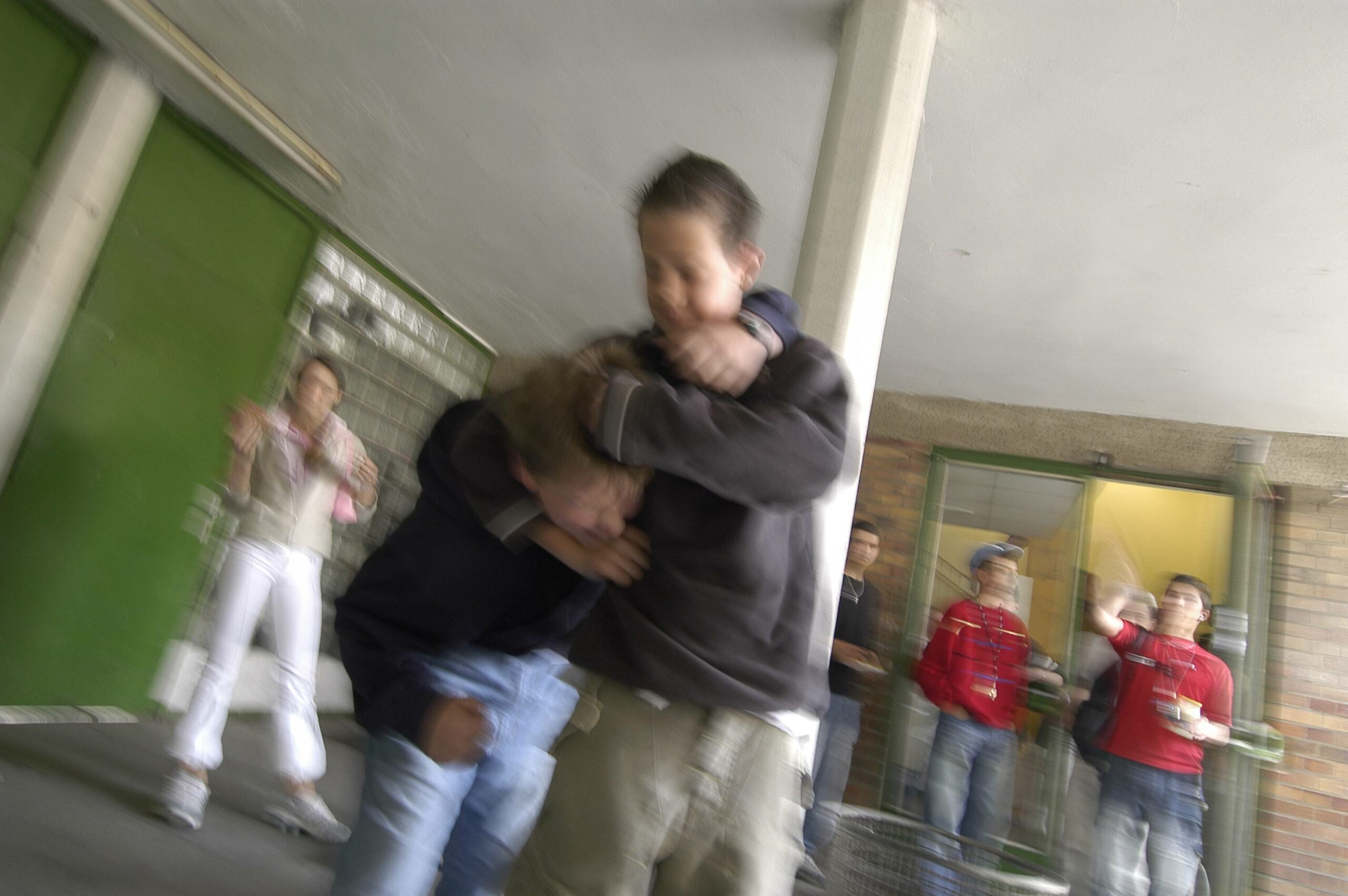 Rangelnde Jungs an einer Schule. Die Polizei ermittelt gegen einen 15-Jährigen wegen des Verdachts der Erpressung.