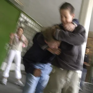 Rangelnde Jungs an einer Schule. Die Polizei ermittelt gegen einen 15-Jährigen wegen des Verdachts der Erpressung.