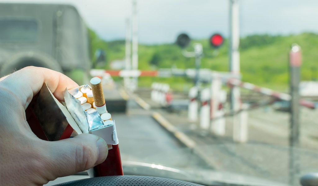 Raucher-verpasst-Zug-und-springt-bei-irrer-Aktion-auf-Lok