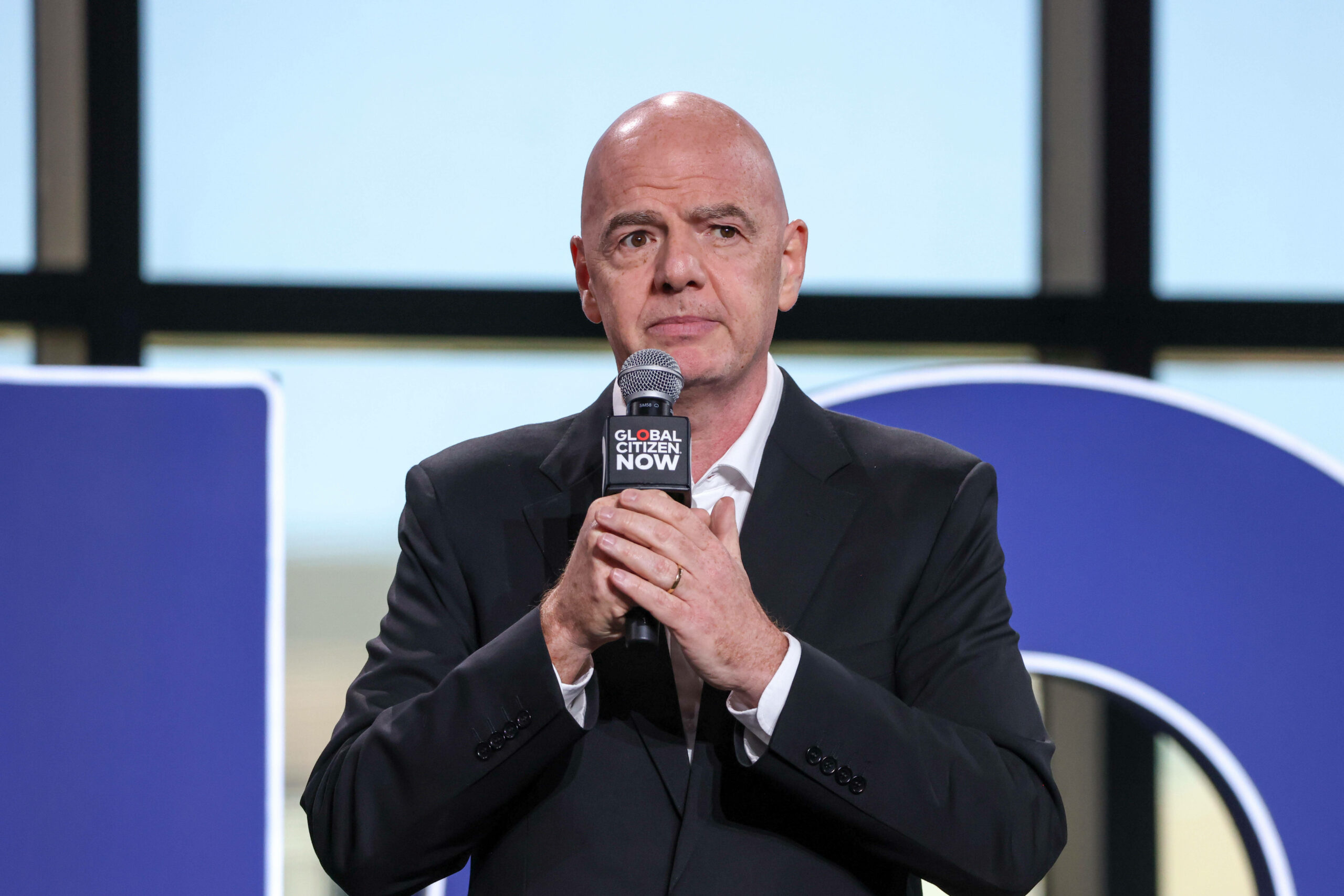 Gianni Infantino hält ein Mikrofon