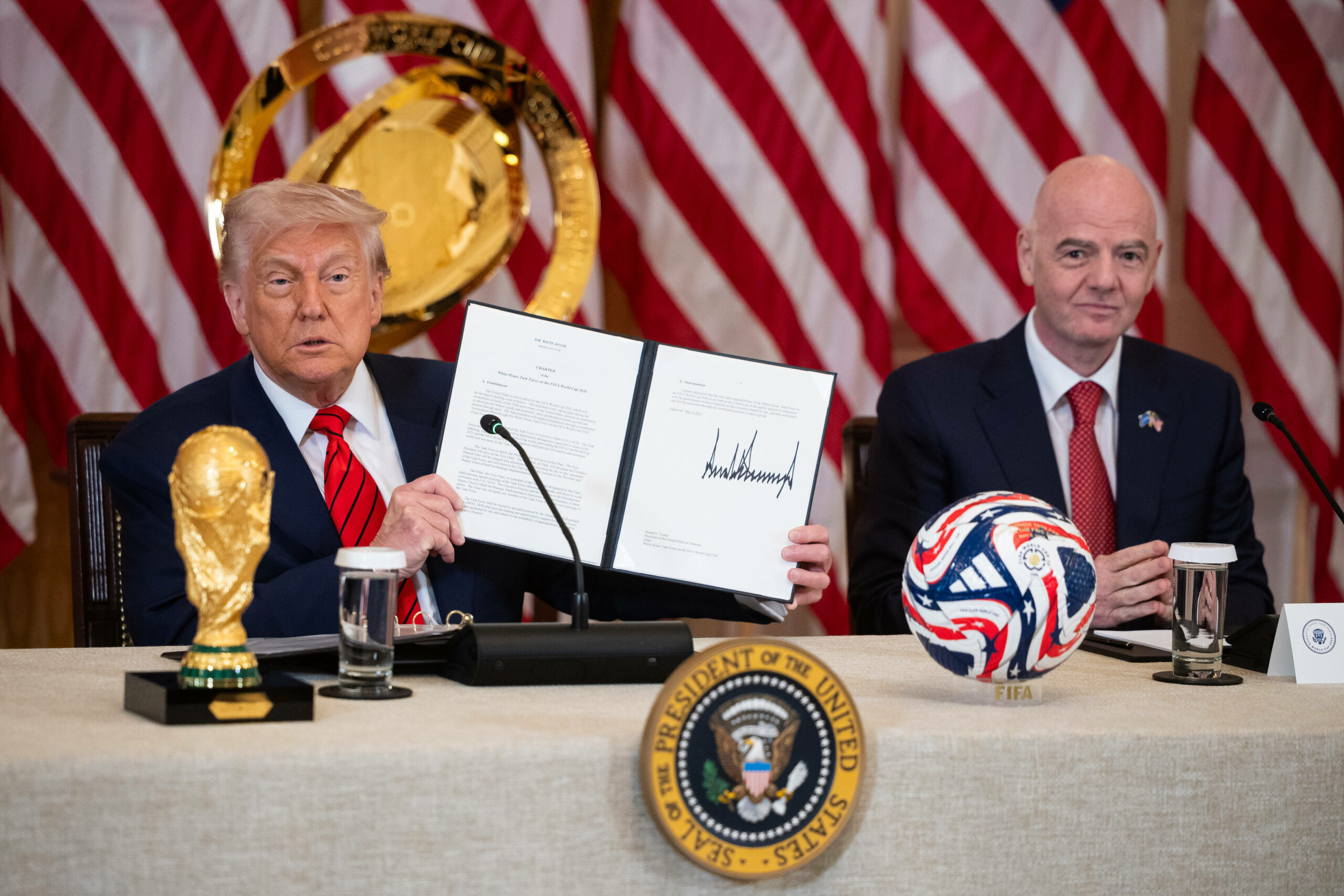 Donald Trump neben Gianni Infantino bei der Präsentation der White House Task Force für die Weltmeisterschaft