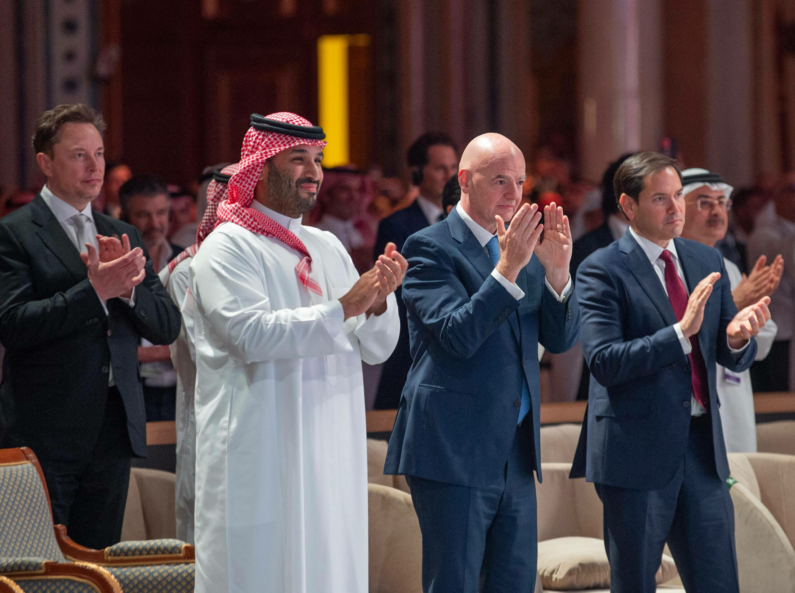 Elon Musk, Mohammed Bin Salman, Gianni Infantino, Marco Rubio klatschen