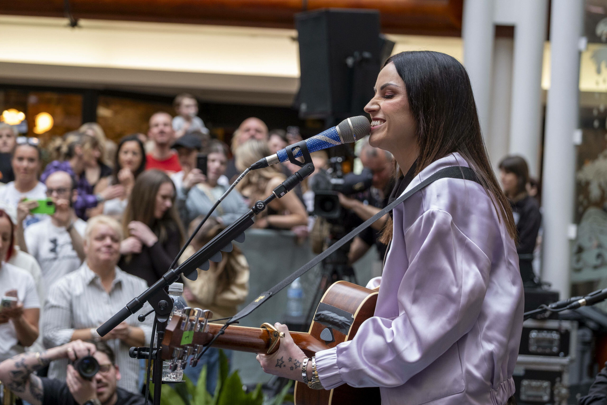 Amy McDonald bei einem Auftritt in Glasgow