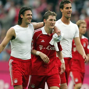 Stefan Maierhofer neben den Bayern-Stars Martin Demichelis und Bastian Schweinsteiger