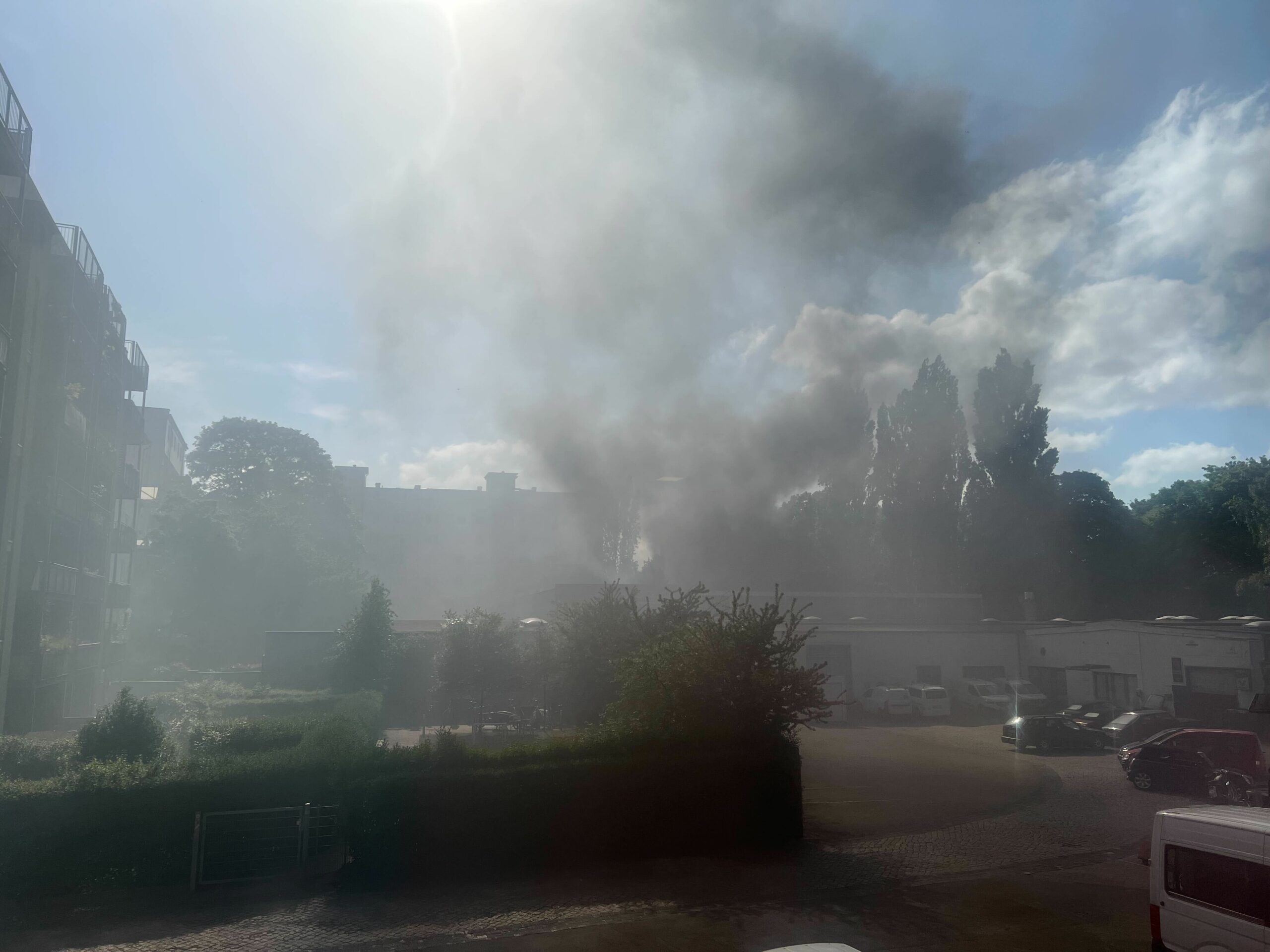 Rauch steigt aus einem Gebäude in der Barnerstraße auf.