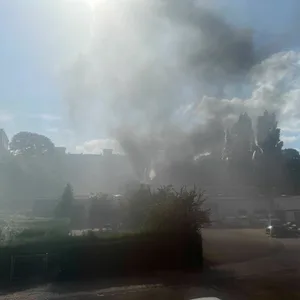 Rauch steigt aus einem Gebäude in der Barnerstraße auf.