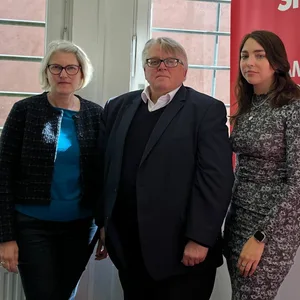 Claudia Loss (v.l.), Harburger SPD-Kreischefin, Frank Richter, Harburgs SPD-Fraktionschef und seine Stellvertreterin Natalia Sahling am Freitag bei der Pressekonferenz.