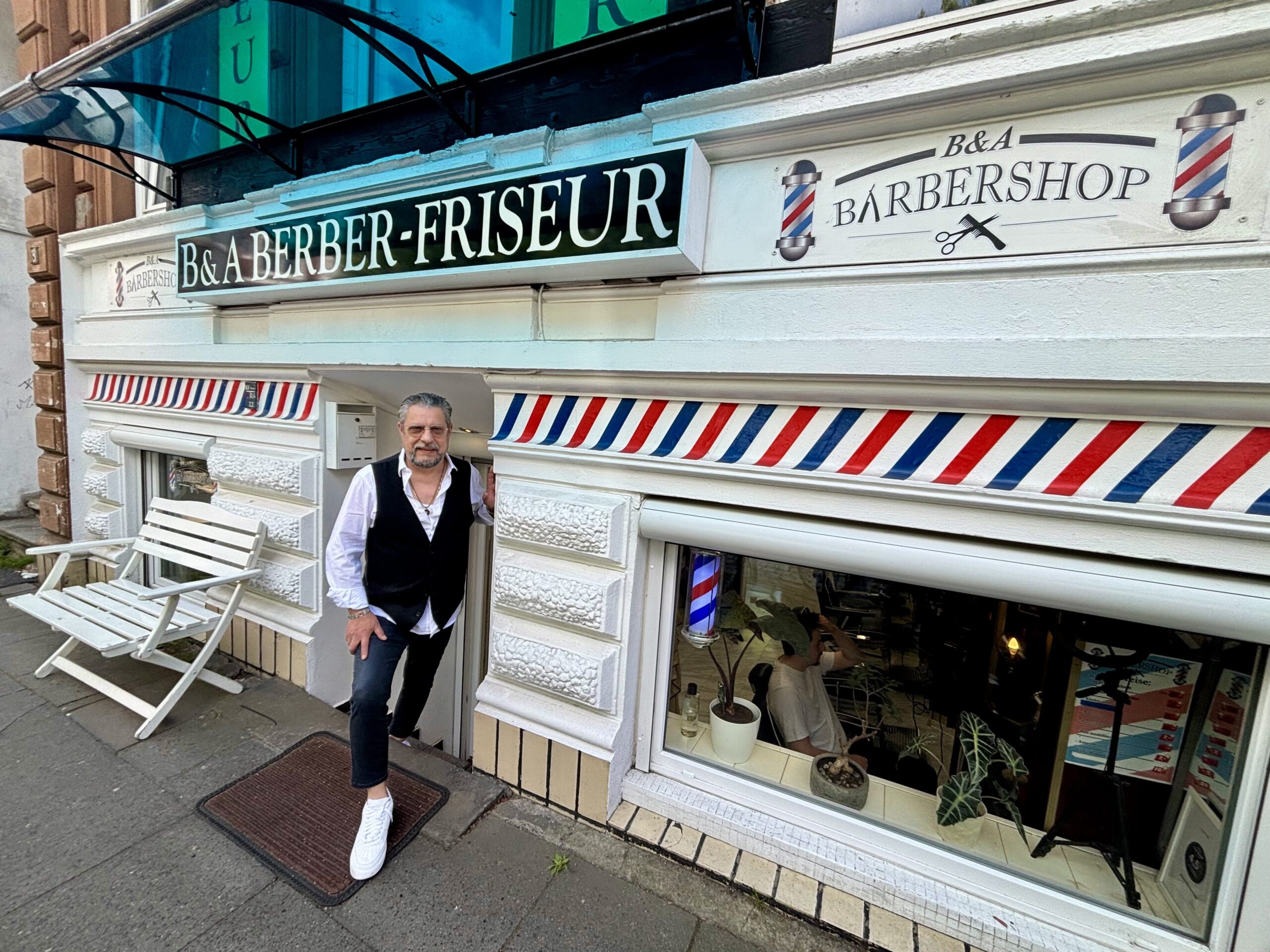 Mann vor Barbershop