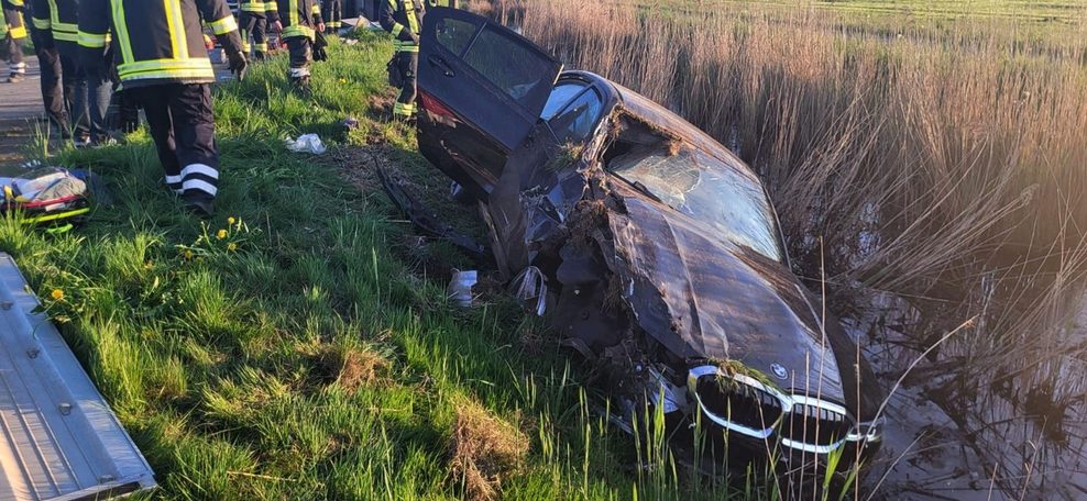 Der BMW-Fahrer kam von der Straße ab in den Grünstreifen und blieb im Fleet liegen.