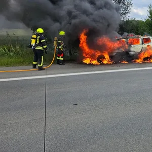Auf A1 bei Sottrum: Auto geht in Flammen auf – Insassen retten sich