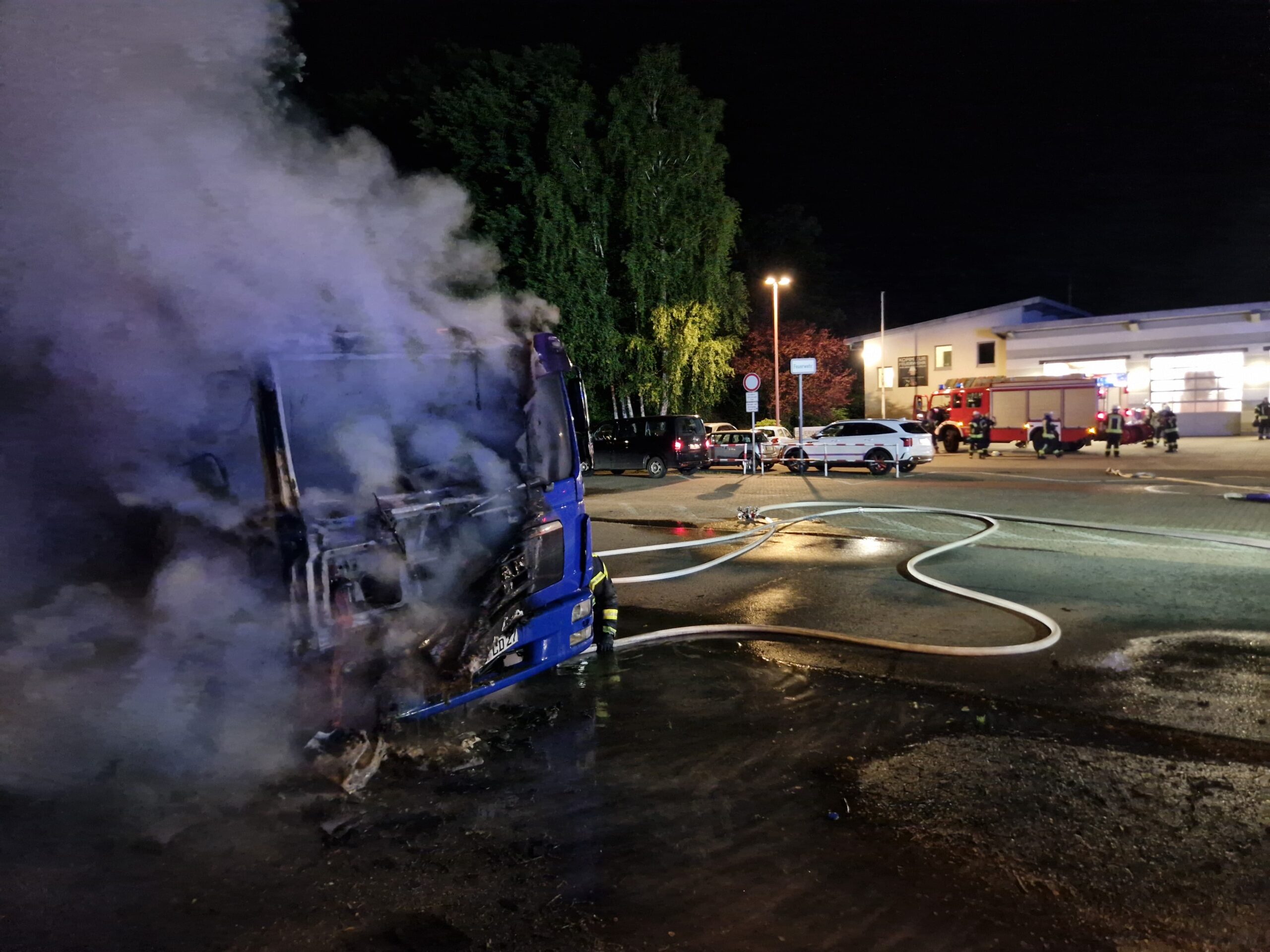 Lkw brennt in Celle – feuerwehr kommt zu Fuß
