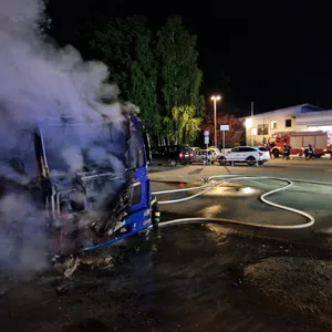 Lkw brennt in Celle – feuerwehr kommt zu Fuß