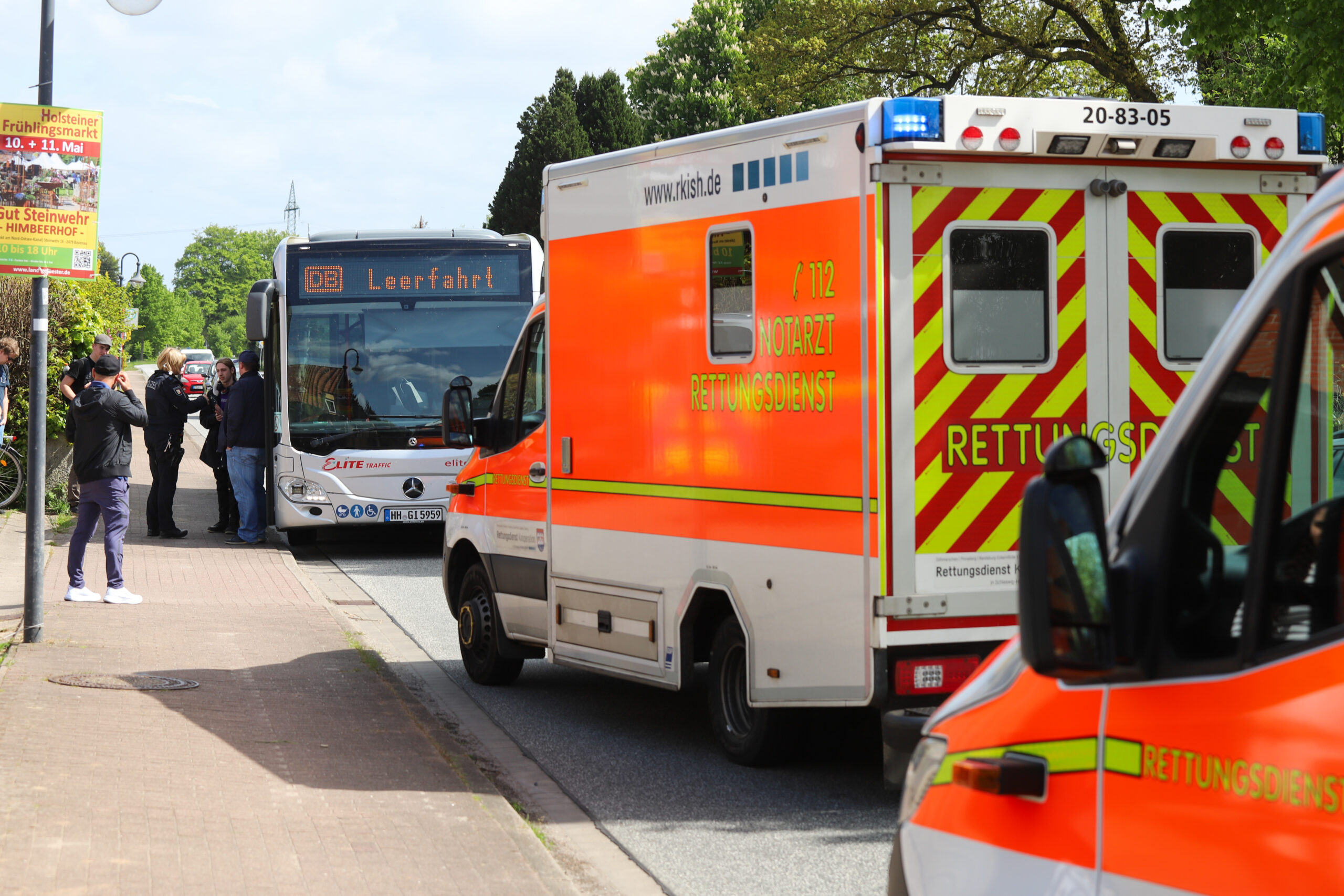 Bus stößt mit Radfahrer zusammen – zwei Verletzte im Bus