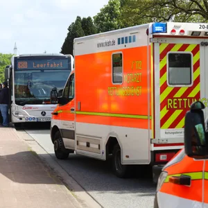 Bus stößt mit Radfahrer zusammen – zwei Verletzte im Bus