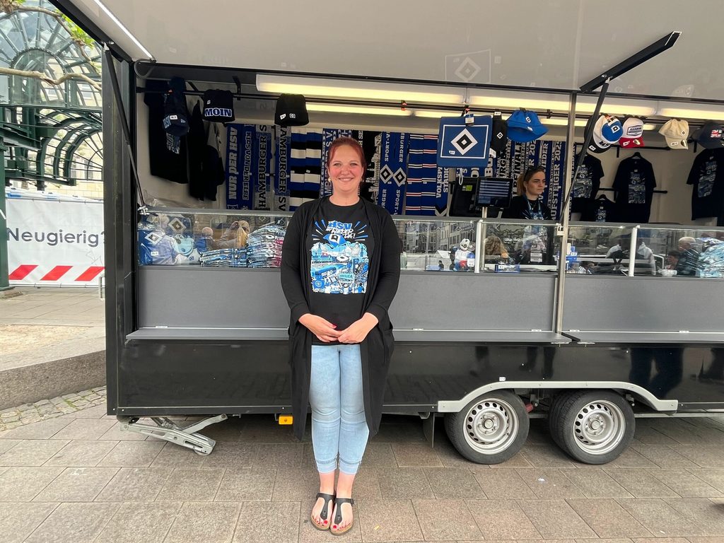 Verkäuferin von Fanartikeln