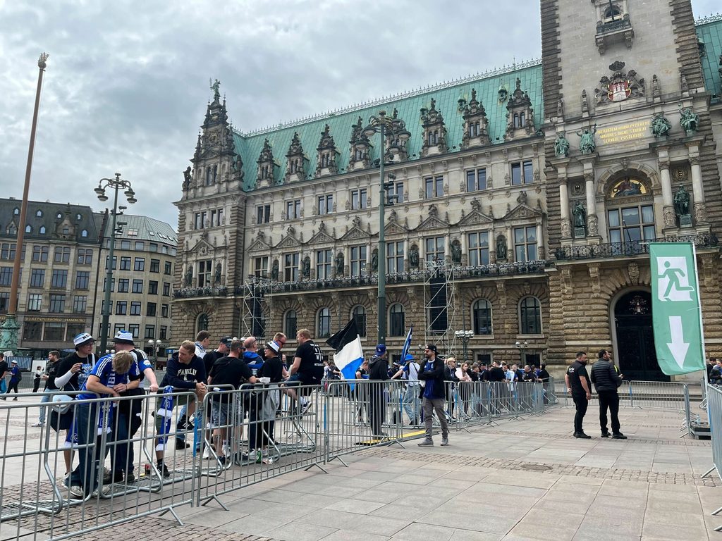 HSV-Fans vor dem Rathaus