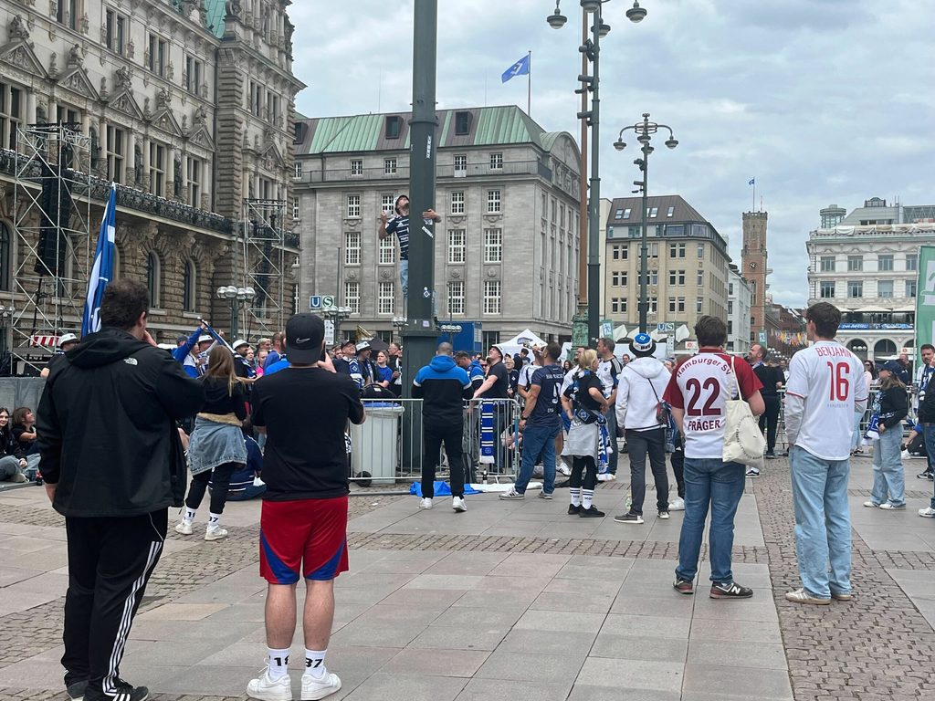 Fans auf dem Rathausmarkt