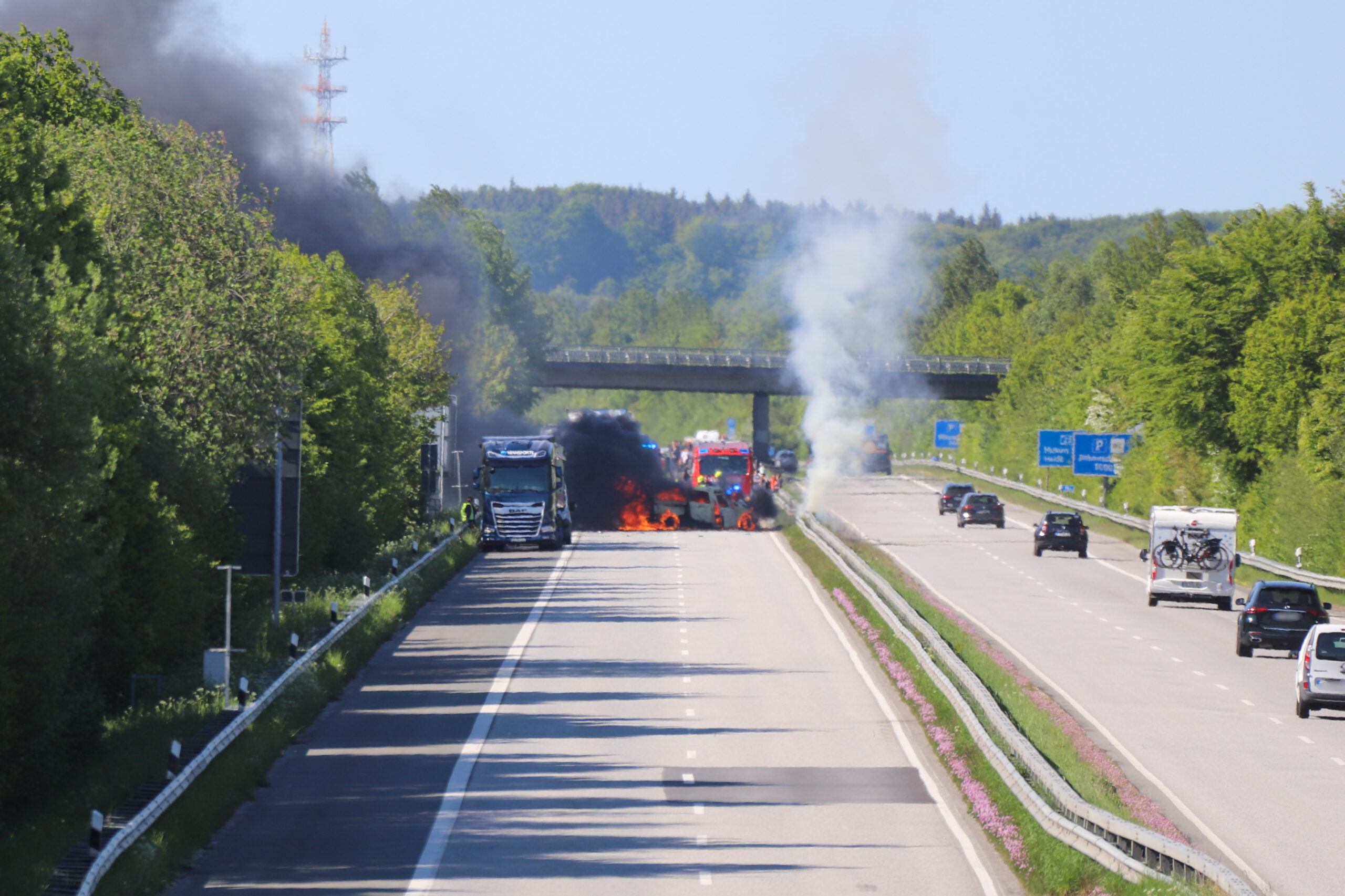 Ein Auto brennt auf der Autobahn