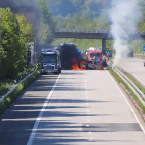 Ein Auto brennt auf der Autobahn