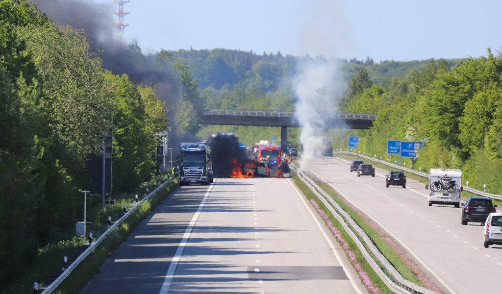 A23-komplett-gesperrt-Gasflasche-explodiert-bei-Unfall-mehrere-Verletzte