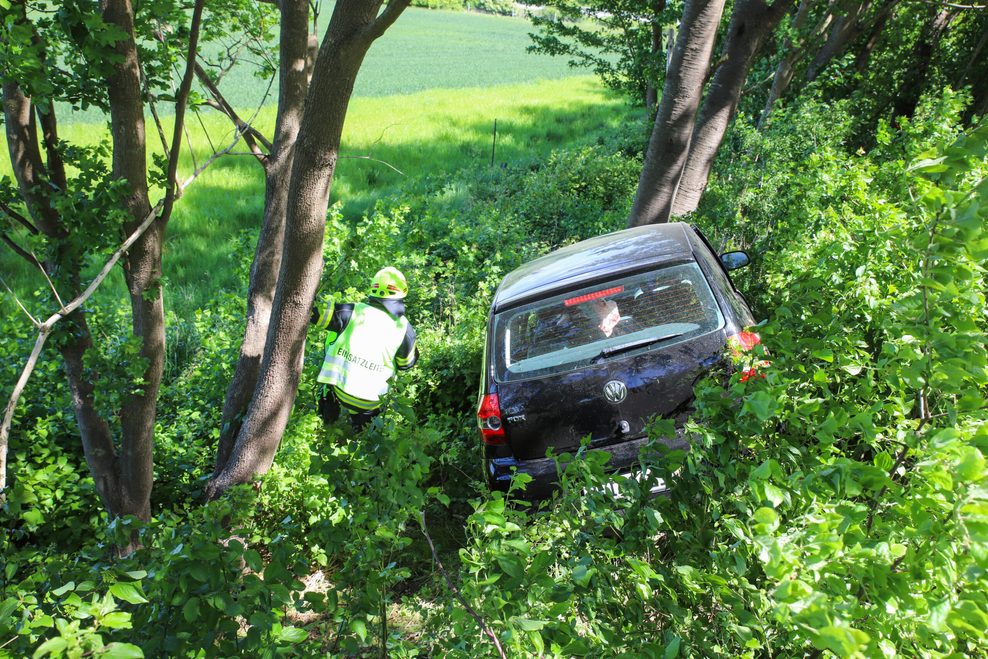 Einsatzkräfte bei der Rettung des Mannes.