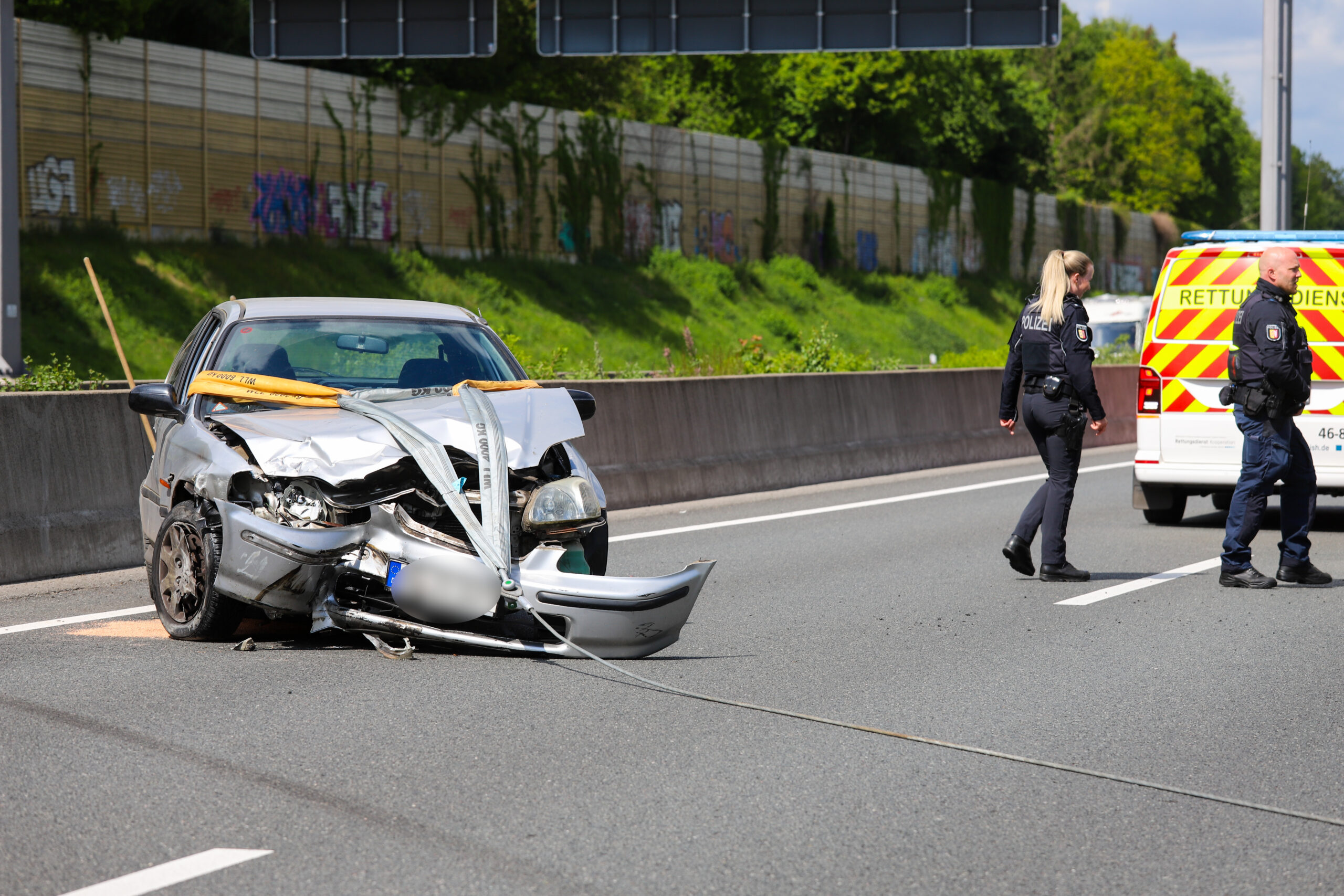 Ein beschädigtes Auto auf der Autobahn