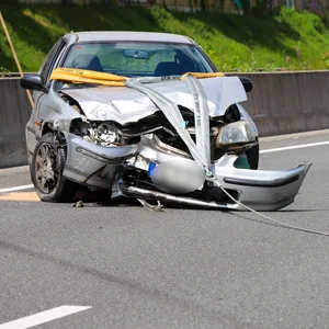 Ein beschädigtes Auto auf der Autobahn