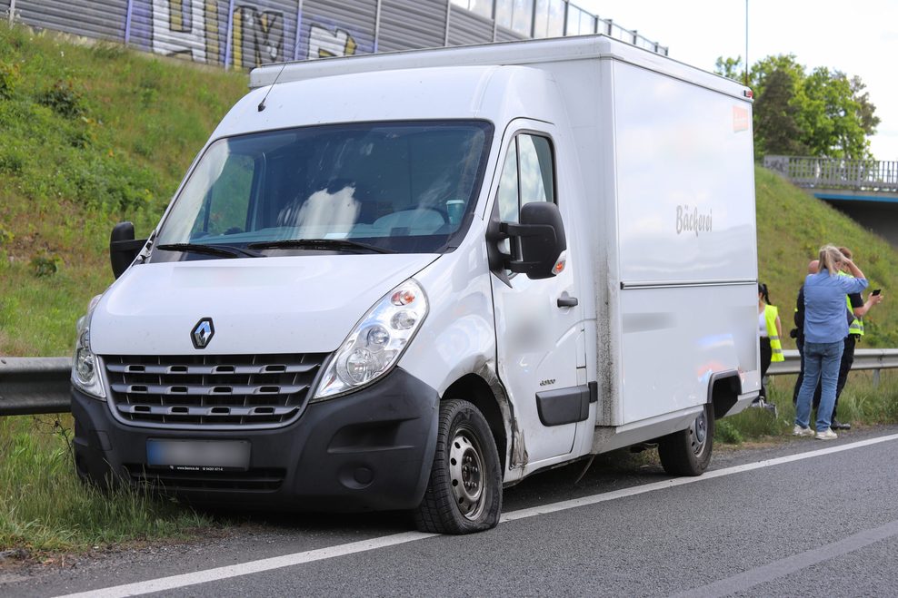 Ein Transporter kollidierte mit der Außenschutzplanke.
