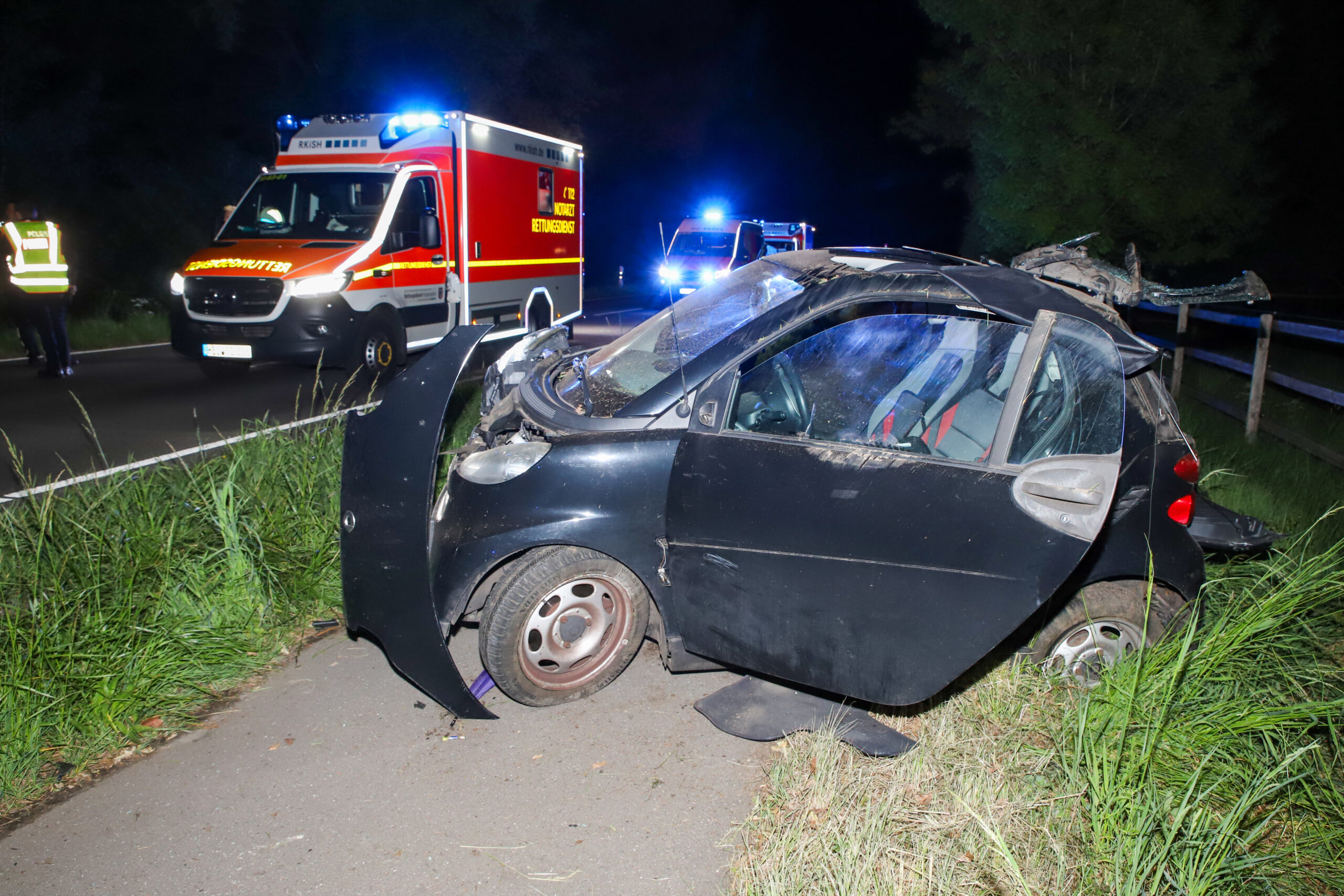 Der demolierte Smart steht am Straßenrand. Bei dem Unfall in Appen sind zwei Menschen schwer verletzt worden.