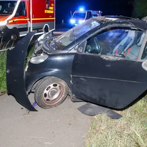 Der demolierte Smart steht am Straßenrand. Bei dem Unfall in Appen sind zwei Menschen schwer verletzt worden.