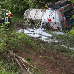 Ein umgekippter Laster aus dem Milch läuft