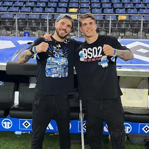 Mario und Luka Vuskovic vor der HSV-Auswechselbank