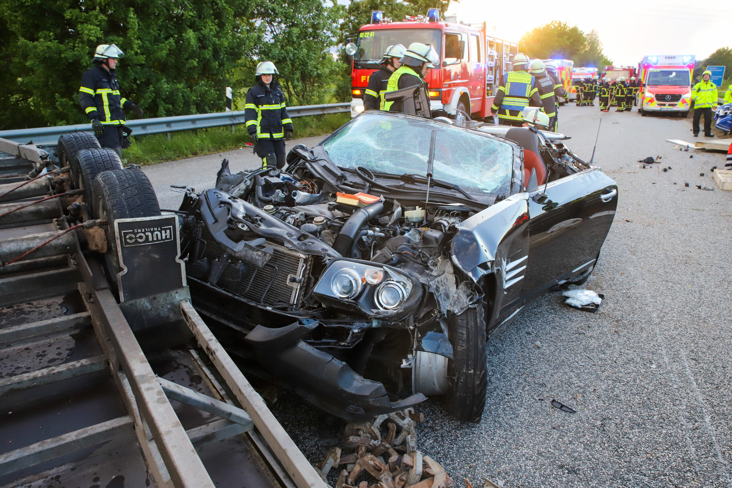 Auf der A23 krachte der Cabrio in den Anhänger des VW, als dieser überholen wollte.