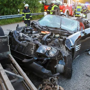 Auf der A23 krachte der Cabrio in den Anhänger des VW, als dieser überholen wollte.
