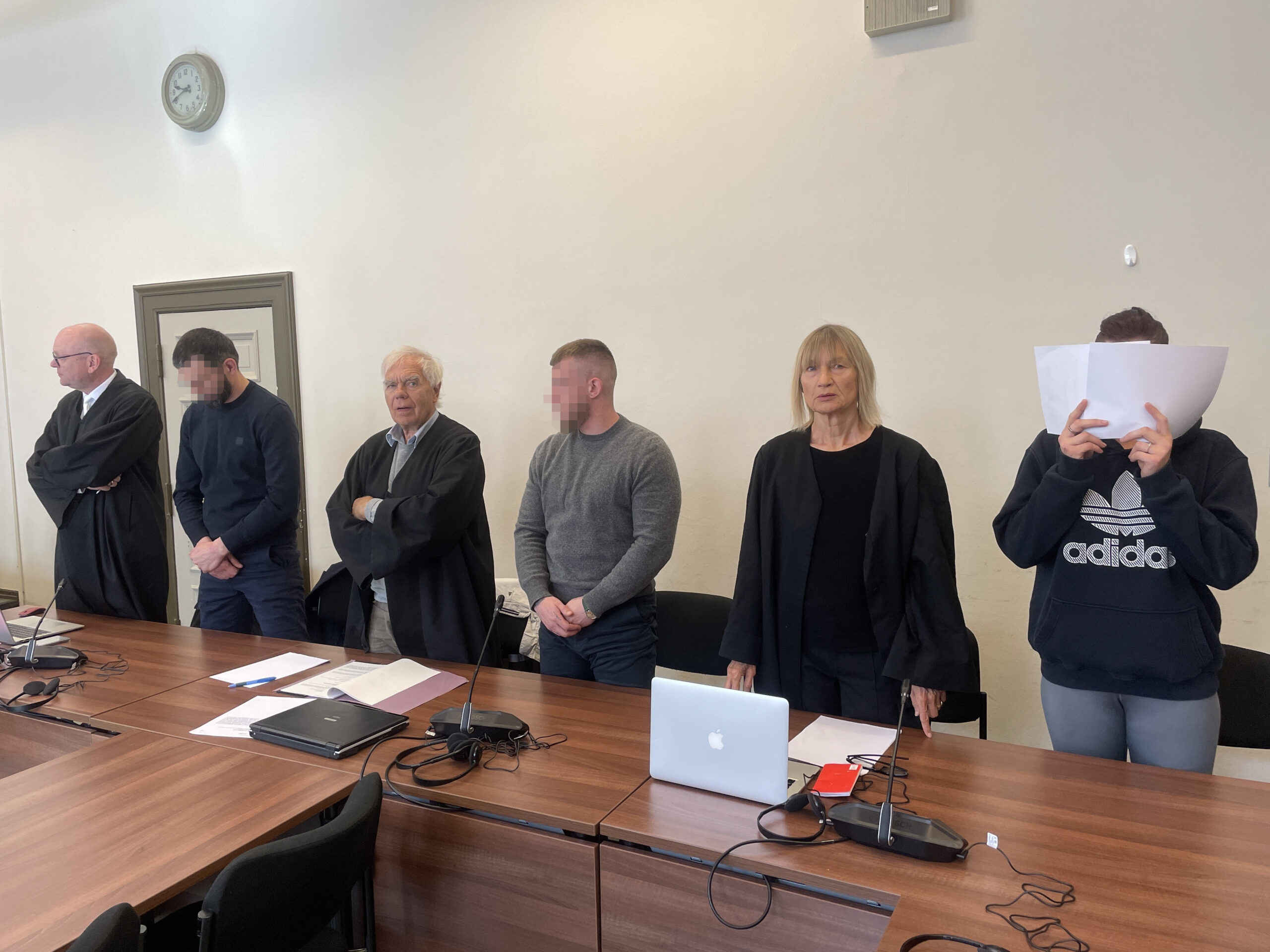Die Angeklagten Tagir S. (39), Daniel W. (35) und Jasmin G. (37) stehen zu Prozessbeginn neben ihren Verteidigern im Gerichtssaal. (v. l.)