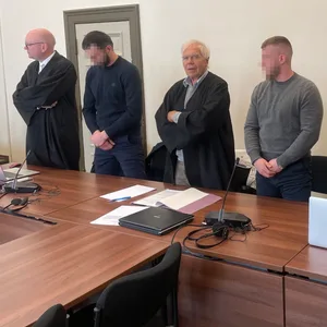 Die Angeklagten Tagir S. (39), Daniel W. (35) und Jasmin G. (37) stehen zu Prozessbeginn neben ihren Verteidigern im Gerichtssaal. (v. l.)