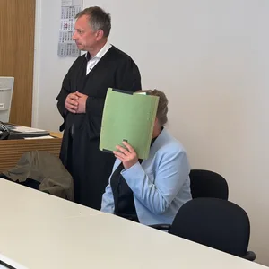Die Angeklagte Paulina B. (r.) mit ihrem Anwalt vor dem Amtsgericht Wandsbek.