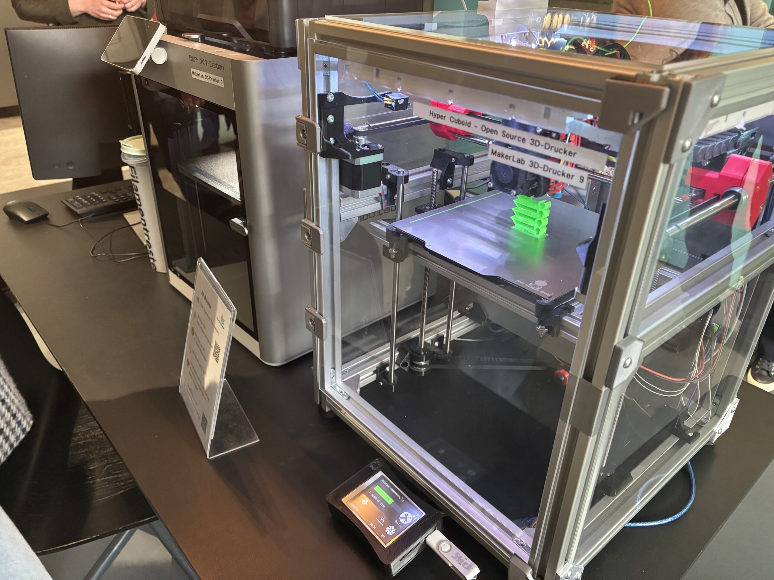 Ein 3D-Drucker im „MakerLab“ bei der Arbeit.