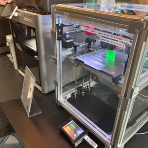 Ein 3D-Drucker im „MakerLab“ bei der Arbeit.