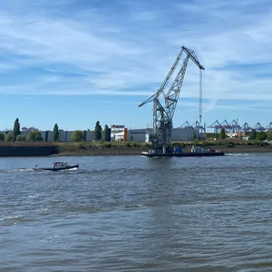 Ein Kran der HHLA fährt zum Hafengeburtstag auf der Elbe.