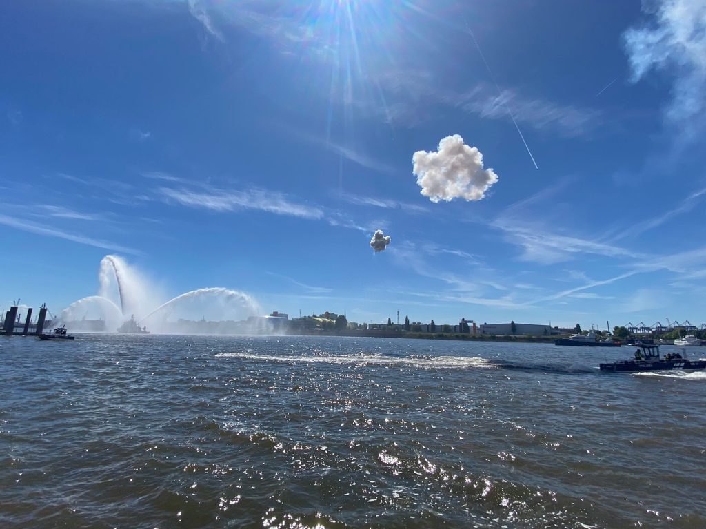 Drei Kugeln explodierten über der Elbe zur Eröffnung des Hafengeburtstages.
