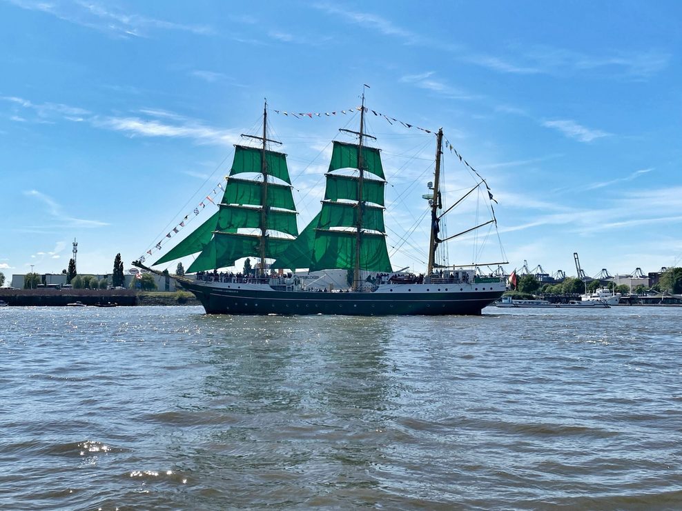 Das Segelschiff „Alexander von Humboldt II“ an den Landungsbrücken.