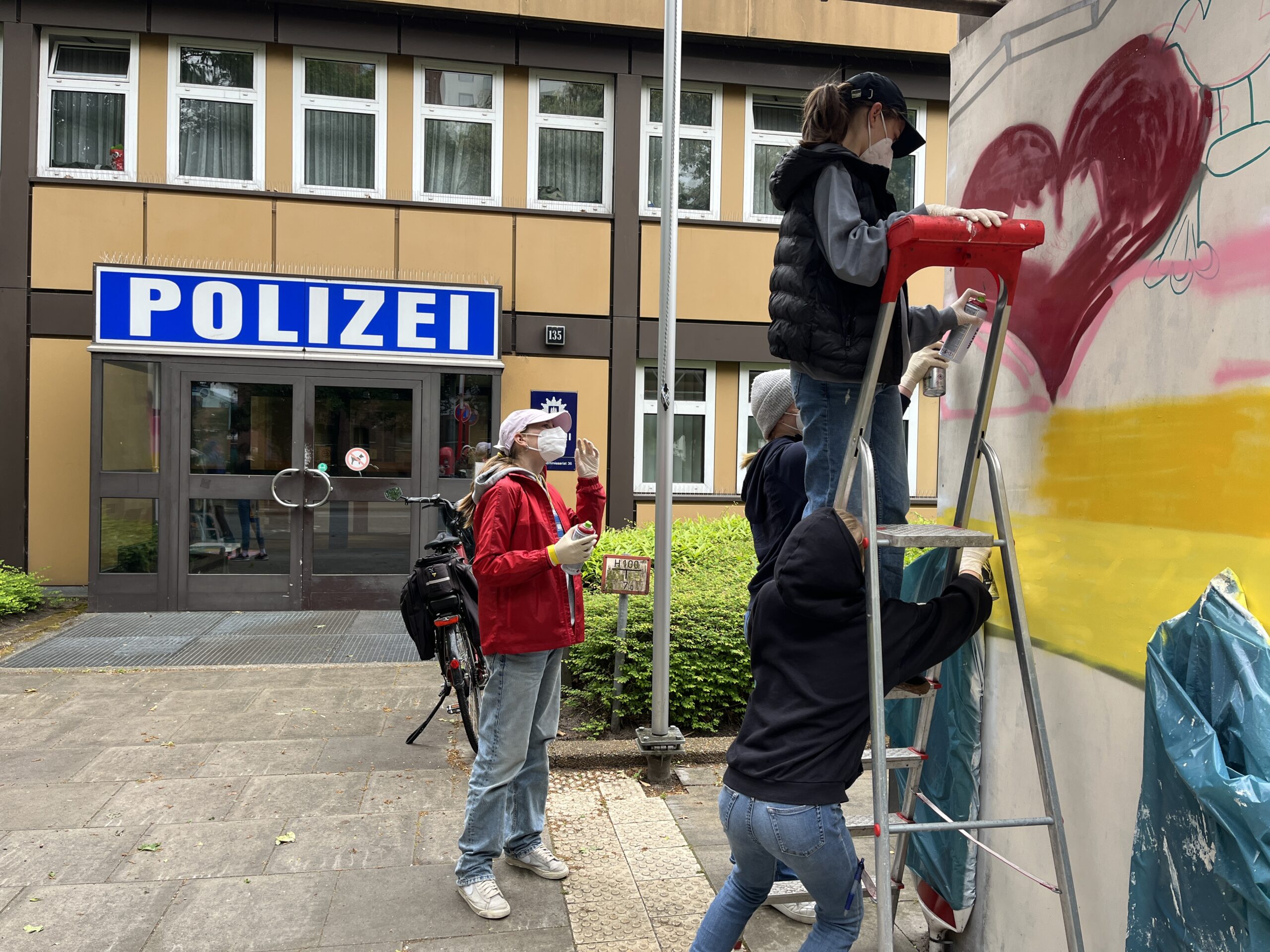 Kinder besprühten Baustellenteile vor der Polizeiwache an der Ellernreihe in Hamburg.