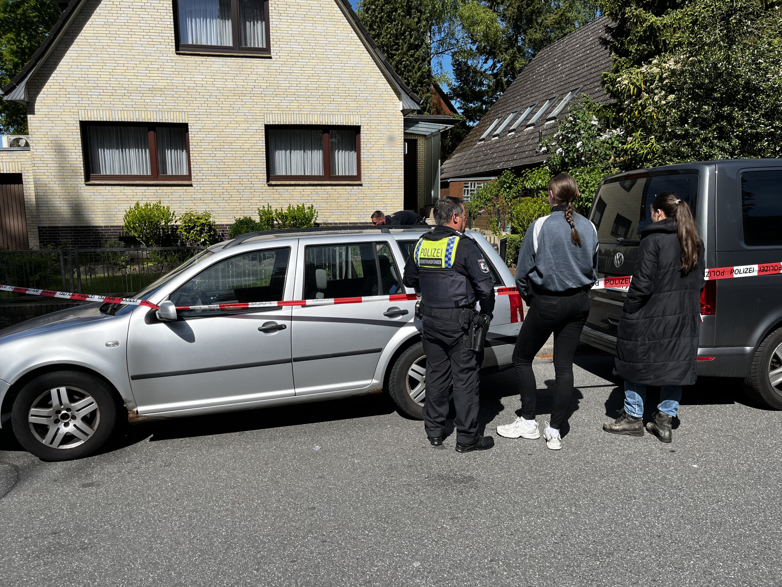 Polizisten am Tatort, vor einem Einfamilienhaus am Öjendorfer Damm.