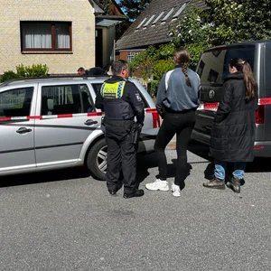 Polizisten am Tatort, vor einem Einfamilienhaus am Öjendorfer Damm.