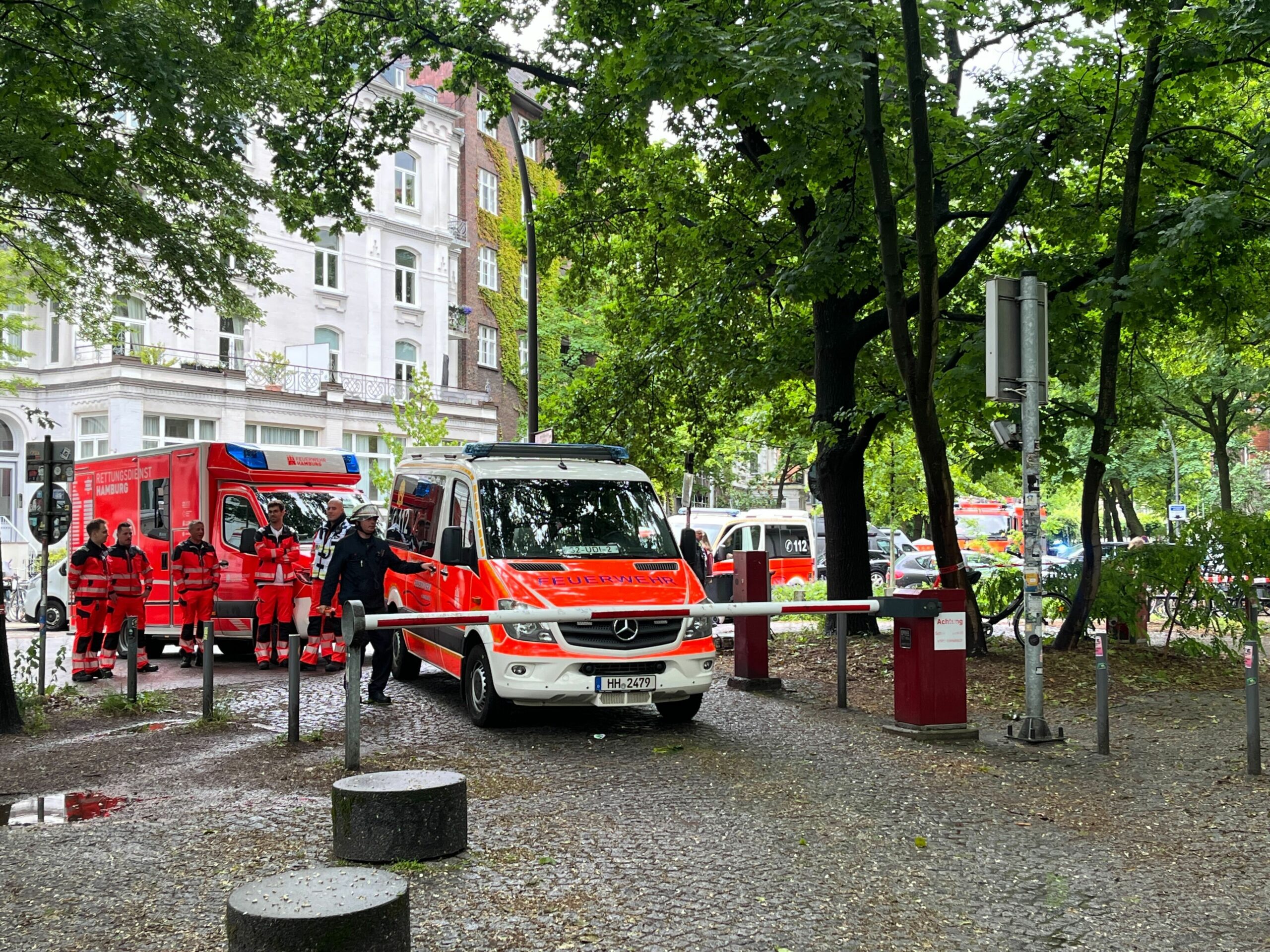 Feuerwehrleute auf dem Gelände der Uni am Von Melle Park