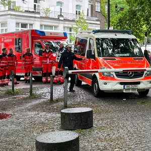 Feuerwehrleute auf dem Gelände der Uni am Von Melle Park