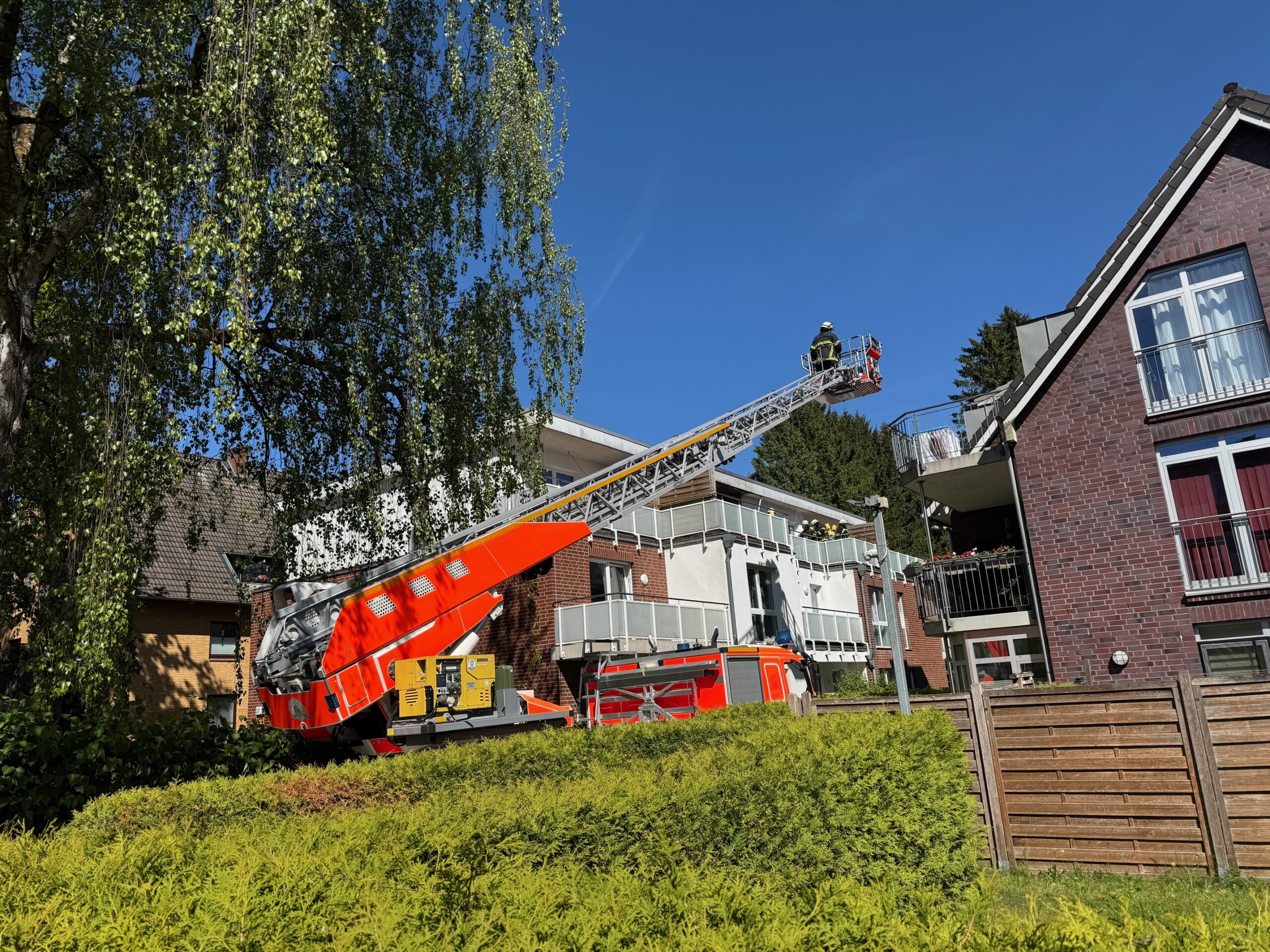 Feuerwehrleute sind an der Brandstelle im Einsatz. Am Sonntag brannte es in einer Unterkunft für Jugendliche an der Straße Kathenkoppel.
