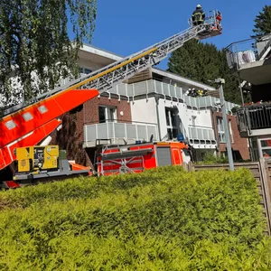 Feuerwehrleute sind an der Brandstelle im Einsatz. Am Sonntag brannte es in einer Unterkunft für Jugendliche an der Straße Kathenkoppel.