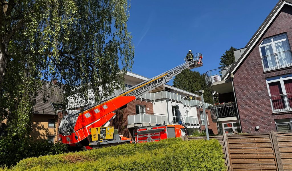 Feuer-in-Unterkunft-Zuerst-brennt-das-Sofa-dann-das-Dach
